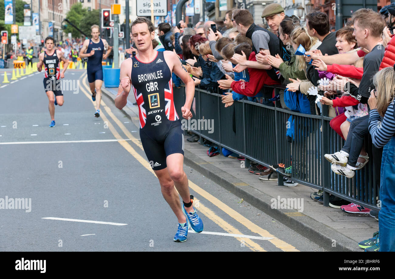Frères Brownlee aux Championnats du monde de triathlon de l'UIT, Leeds, West Yorkshire. 11 juin 2017. Les frères Alistair (No 28) et Jonathan (No 26) Brownlee prennent les première et deuxième places dans l'événement mondial de triathlon, pour se faire une pause rapide dans leur ville natale Banque D'Images