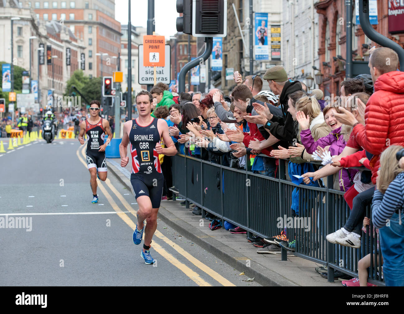 Frères Brownlee aux Championnats du monde de triathlon de l'UIT, Leeds, West Yorkshire. 11 juin 2017. Les frères Alistair (No 28) et Jonathan (No 26) Brownlee prennent les première et deuxième places dans l'événement mondial de triathlon, pour se faire une pause rapide dans leur ville natale Banque D'Images