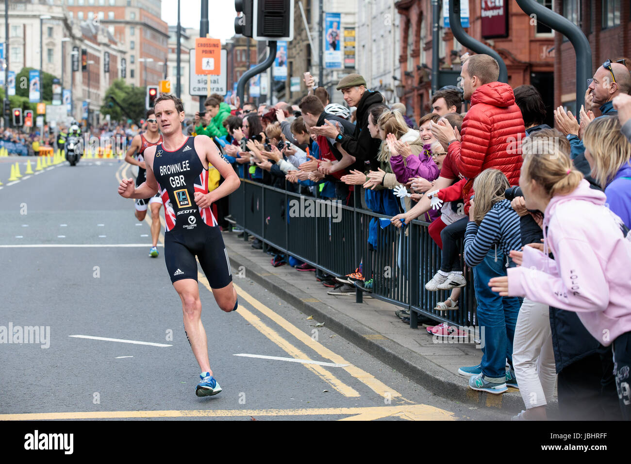 Frères Brownlee aux Championnats du monde de triathlon de l'UIT, Leeds, West Yorkshire. 11 juin 2017. Les frères Alistair (No 28) et Jonathan (No 26) Brownlee prennent les première et deuxième places dans l'événement mondial de triathlon, pour se faire une pause rapide dans leur ville natale Banque D'Images