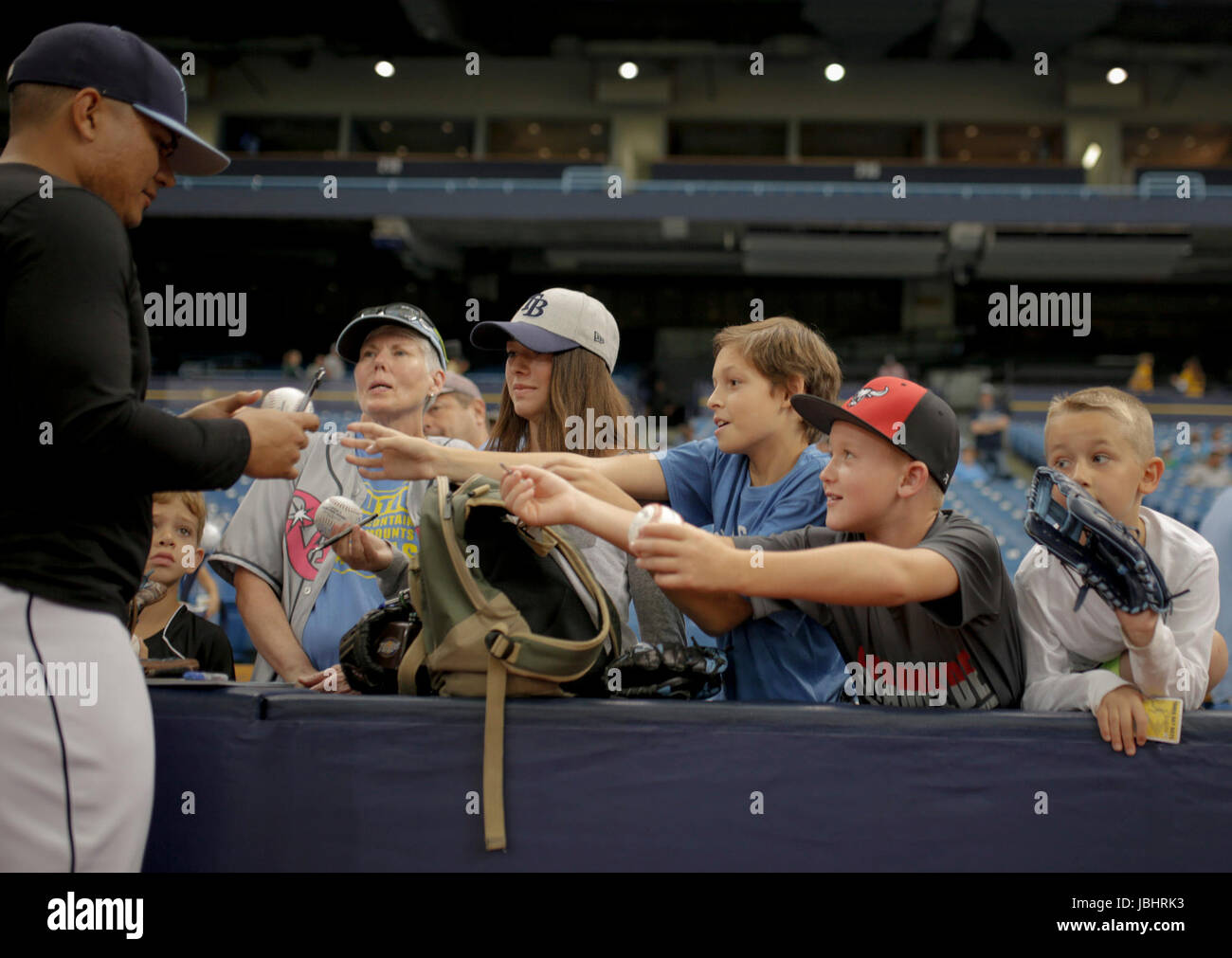 En Floride, aux États-Unis. 11 Juin, 2017. CHARLIE | THOMAS FINN fois.Rays de Tampa Bay relief pitcher Erasmo Ramirez (30) signe le baseball pour les enfants à venir de la série finale entre les Rays de Tampa Bay et les Athletics d'Oakland au Tropicana Field à Saint-Pétersbourg, en Floride, le dimanche 11 Juin, 2017. Crédit : Charlie Thomas Finn/Tampa Bay Times/ZUMA/Alamy Fil Live News Banque D'Images