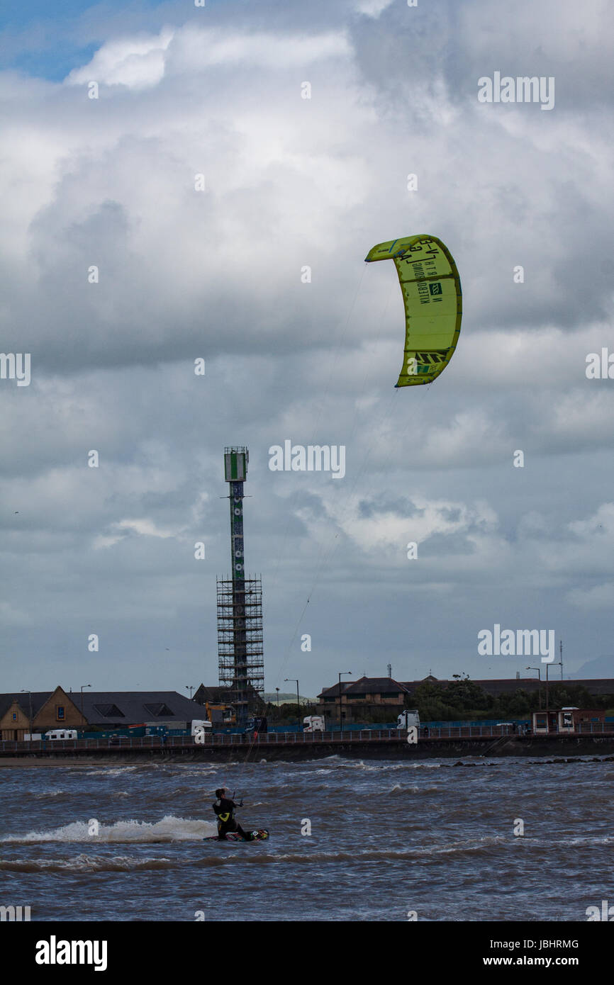 Morecambe, Lancashire, Royaume-Uni. 11 Juin, 2017. Des vents violents portés véliplanchistes et kite surfeurs hors d'attraper le vent de la batterie de Morecambe parking. Crédit : David Billinge/Alamy Live News Banque D'Images