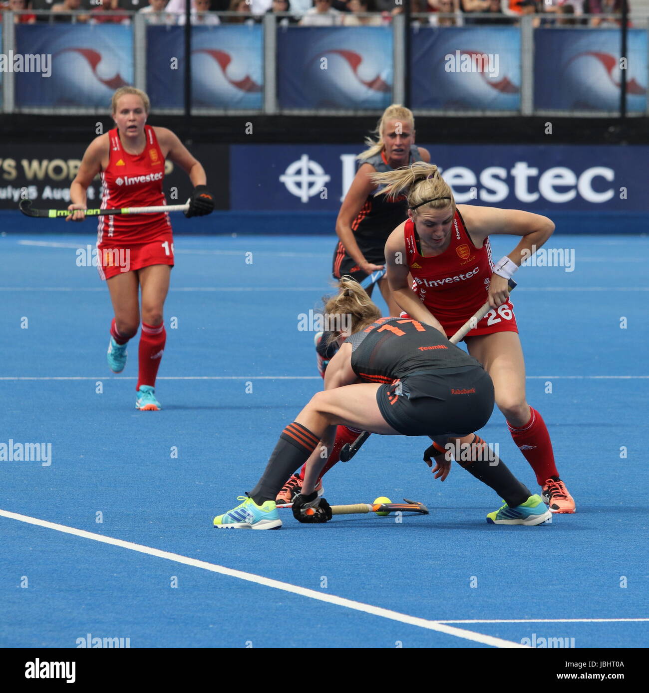 Londres, Royaume-Uni. 11 Juin, 2017. Lily Owsley (FRA) et Ireen van de Assem (NED). Investec International - Women's Hockey France/Pays-Bas. Lee Valley Hockey and Tennis Centre, London, UK Credit : Grant Burton/Alamy Live News Banque D'Images