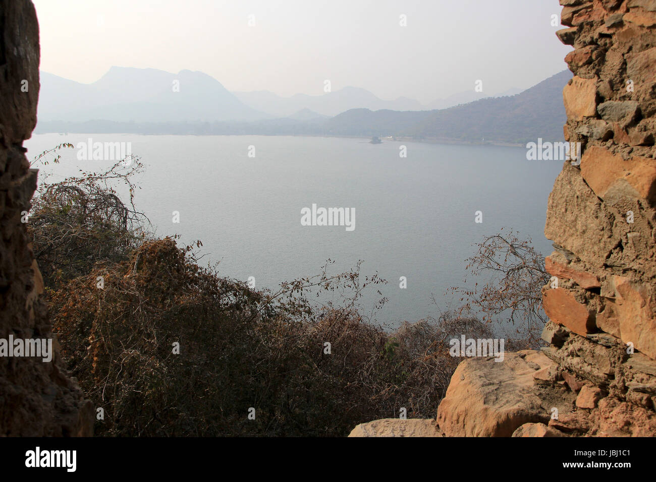 Vue sur les collines et le lac Fateh Sagar de Moti Magri Hill près de Pratap Smarak à Udaipur, Gujarat, Inde, Asie Banque D'Images