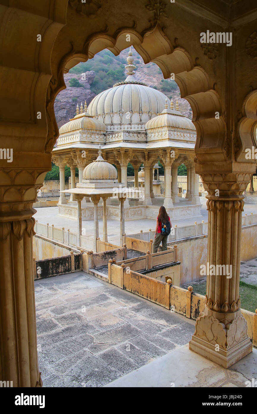 Vue encadrée de cénotaphes royaux à Jaipur, Rajasthan, Inde. Ils ont été désignés comme les motifs de la crémation royale de la puissante dynastie Kachhawa. Banque D'Images