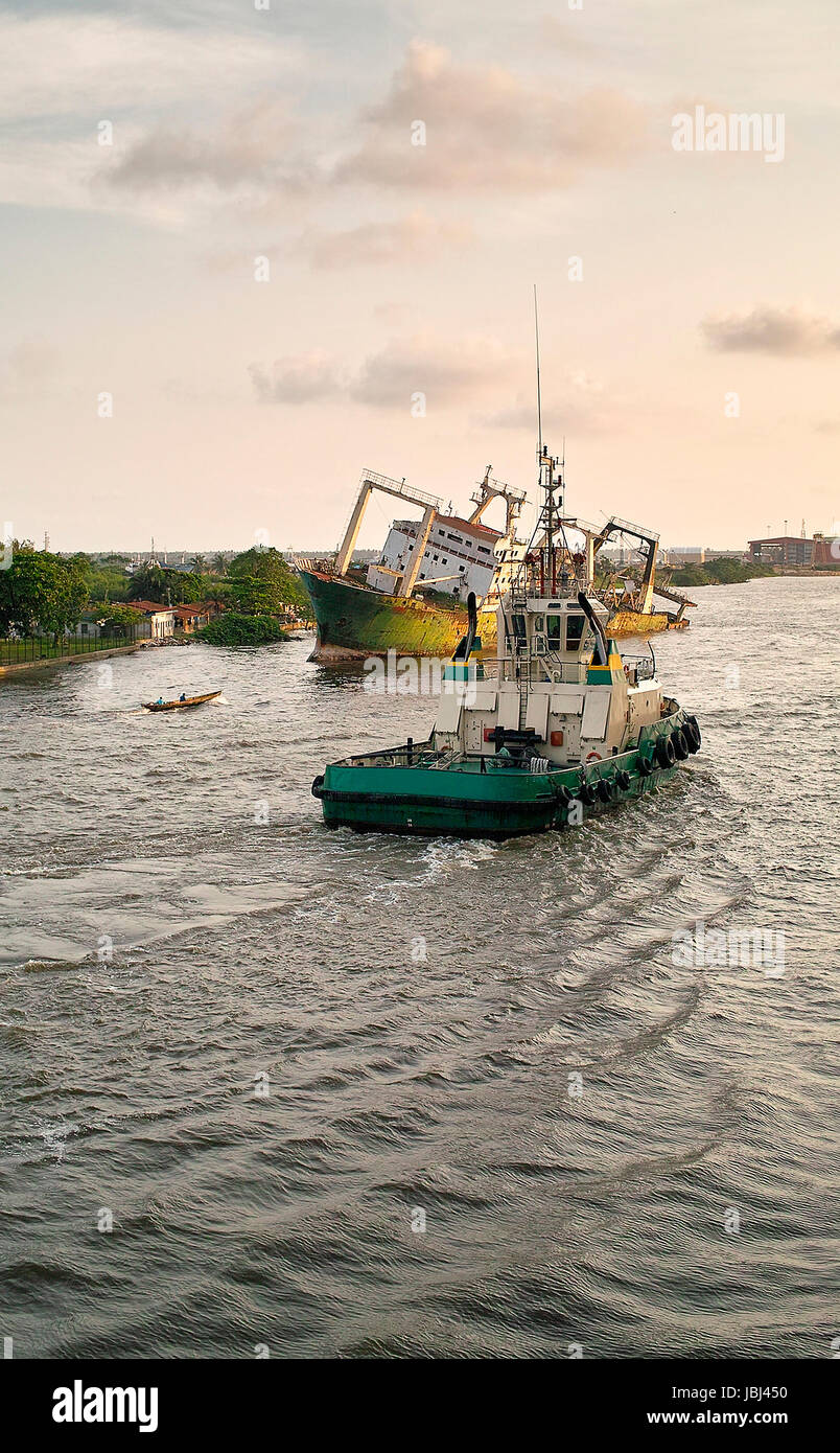 Tug boat dans le fleuve Niger aider un grand navire Banque D'Images