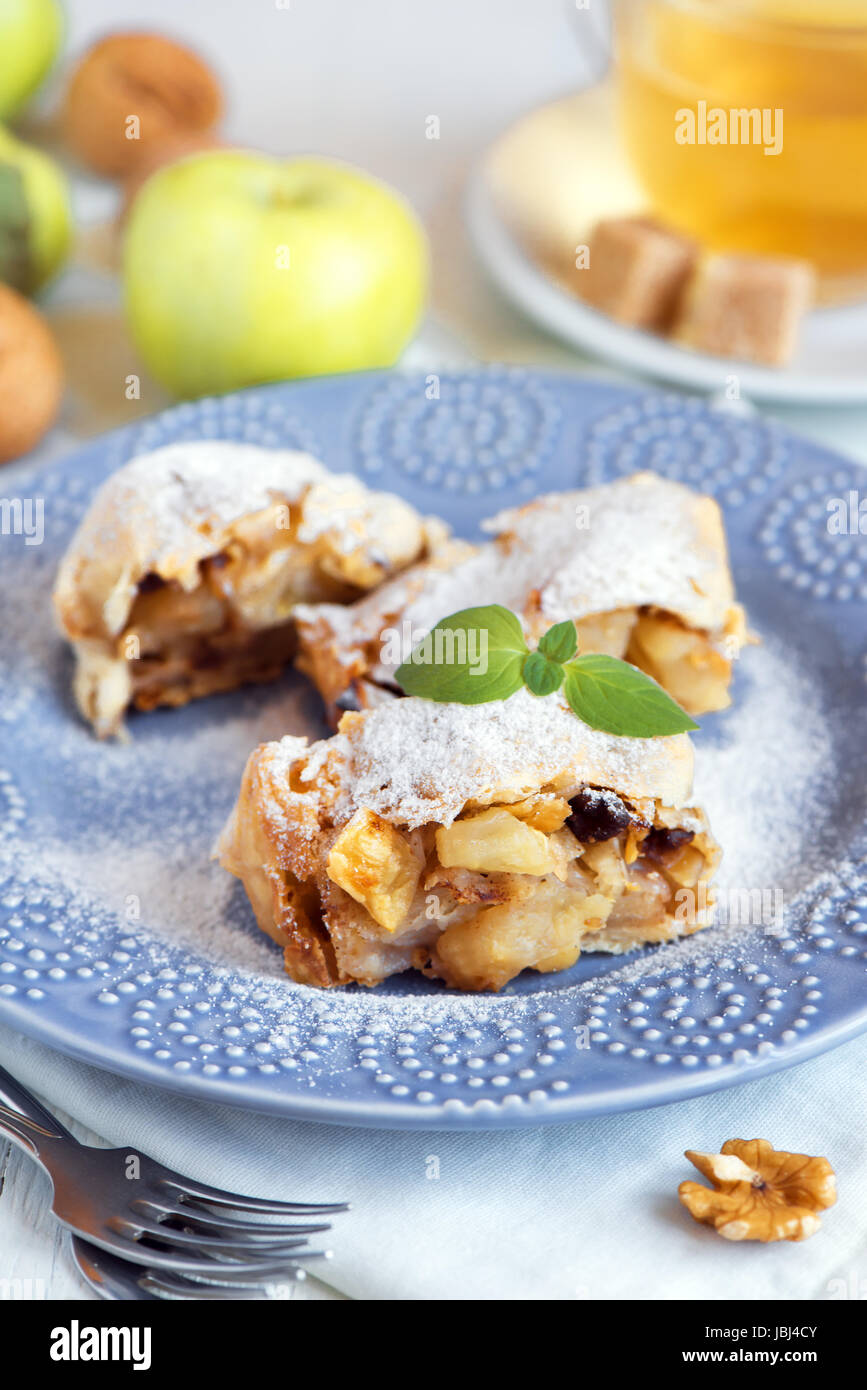 Des strudel aux pommes avec des pommes, raisins et noix, de délicieuses pâtisseries végétarienne Banque D'Images