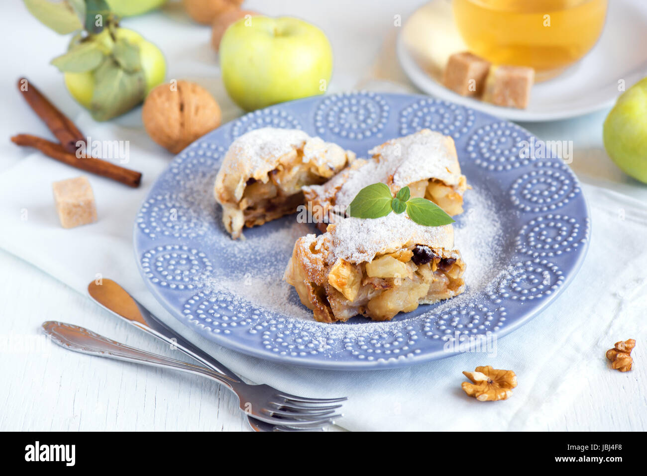 Des strudel aux pommes avec des pommes, raisins et noix, de délicieuses pâtisseries végétarienne Banque D'Images