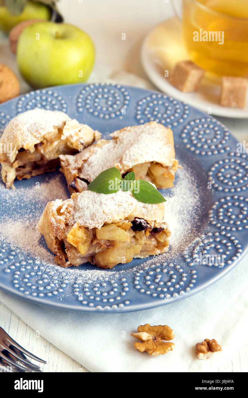 Des strudel aux pommes avec des pommes, raisins et noix, de délicieuses pâtisseries végétarienne Banque D'Images