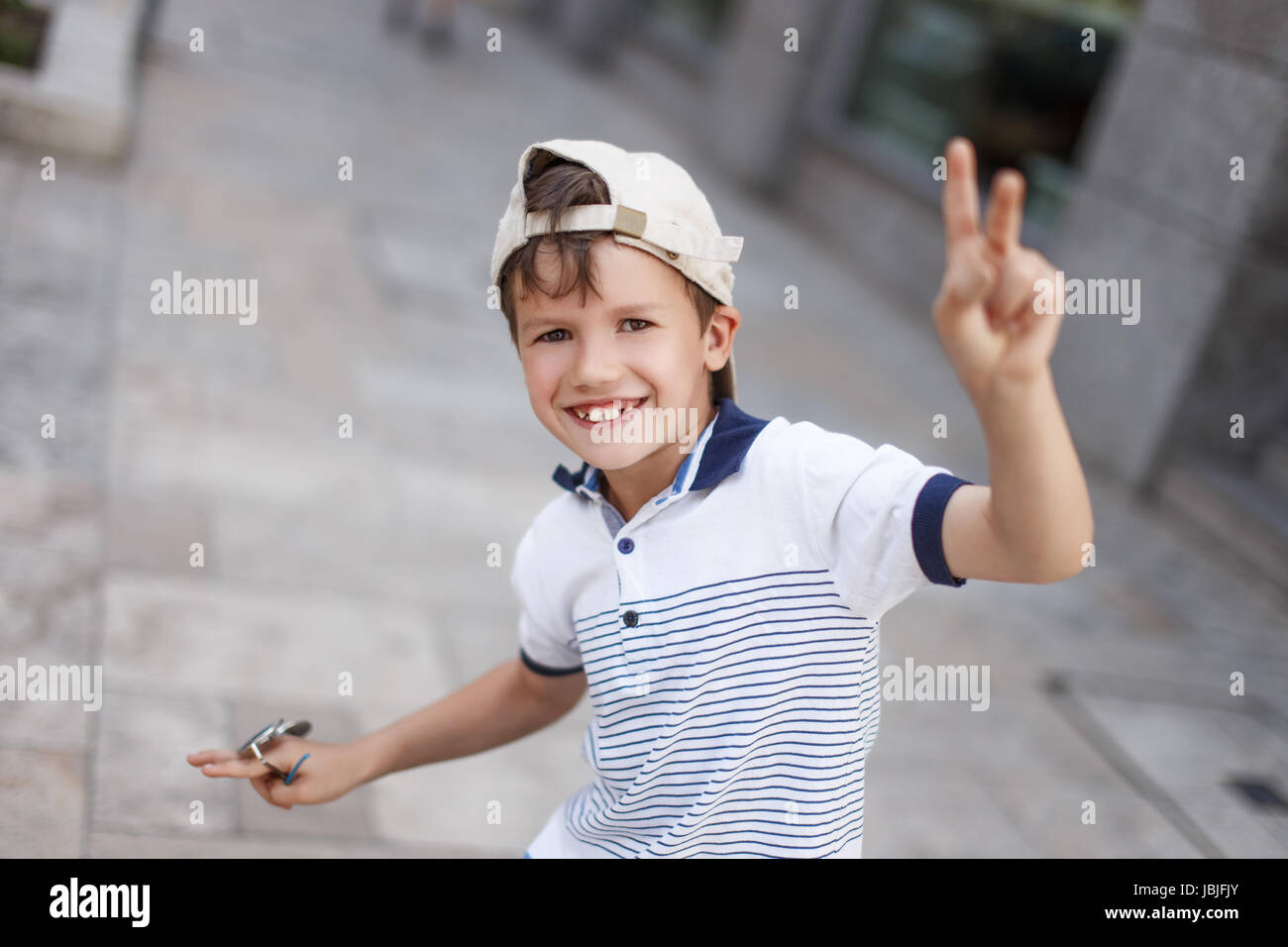 Funny little caucasian businesswoman at summer à cap Banque D'Images