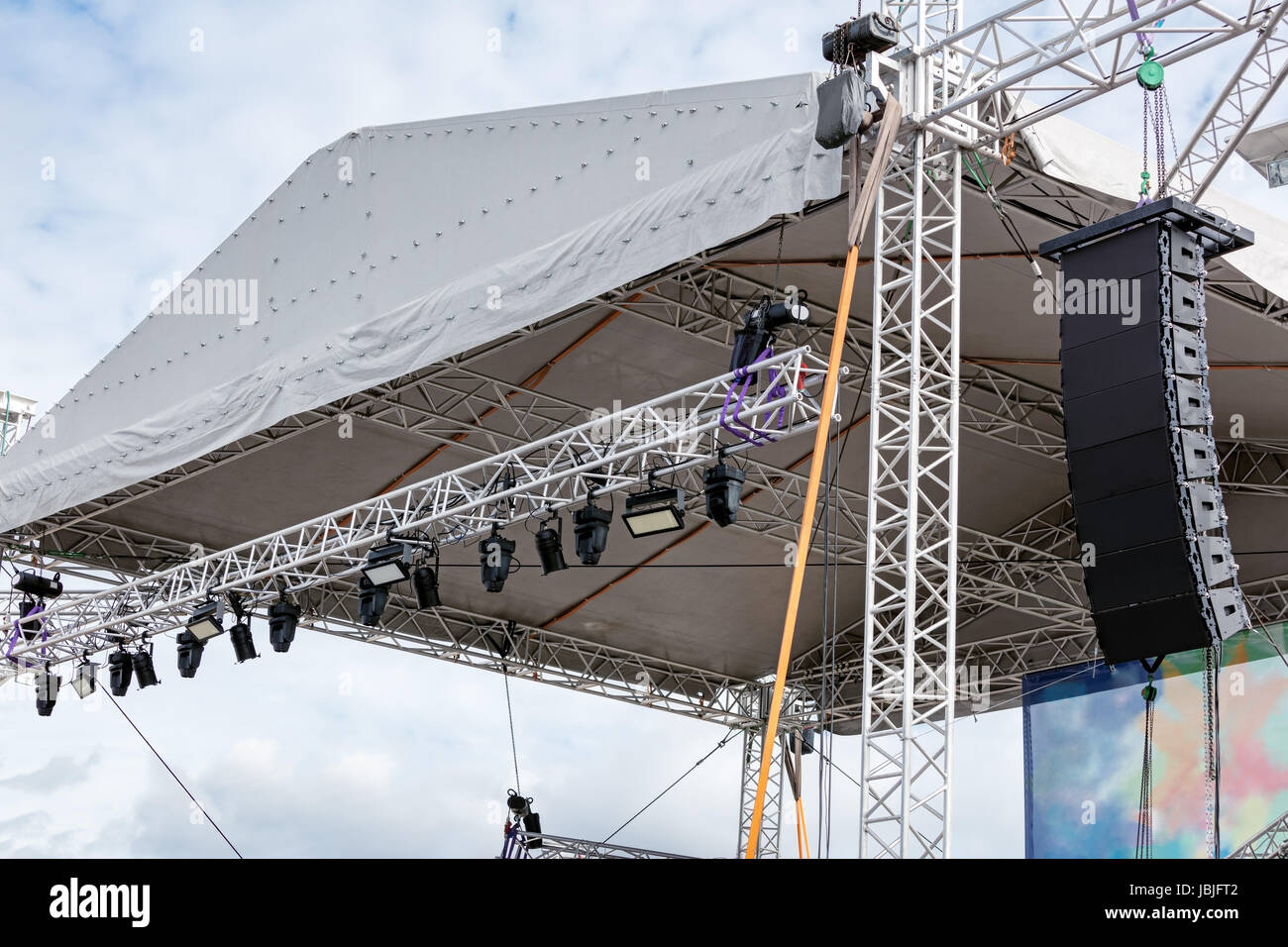 Système spotlight concert monté sur scène en plein air avant l'exécution Banque D'Images
