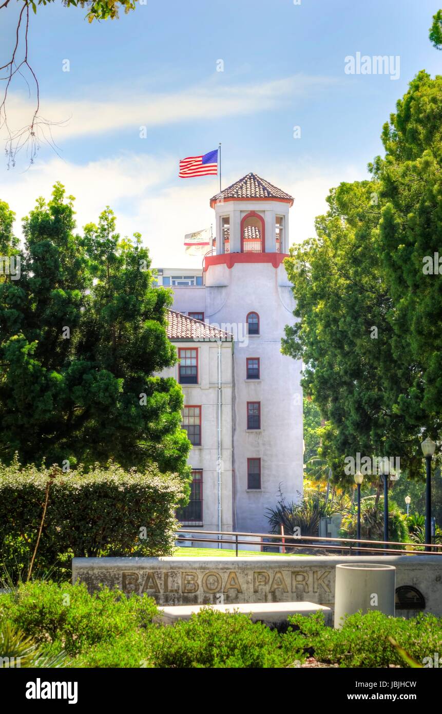 Une vue de la tour de l'historique Naval Medical Center et le signe dans le Balboa Park Gardens à San Diego, Californie du Sud, Etats-Unis d'Amérique. Un parc rempli d'activités récréatives de plein air. Banque D'Images