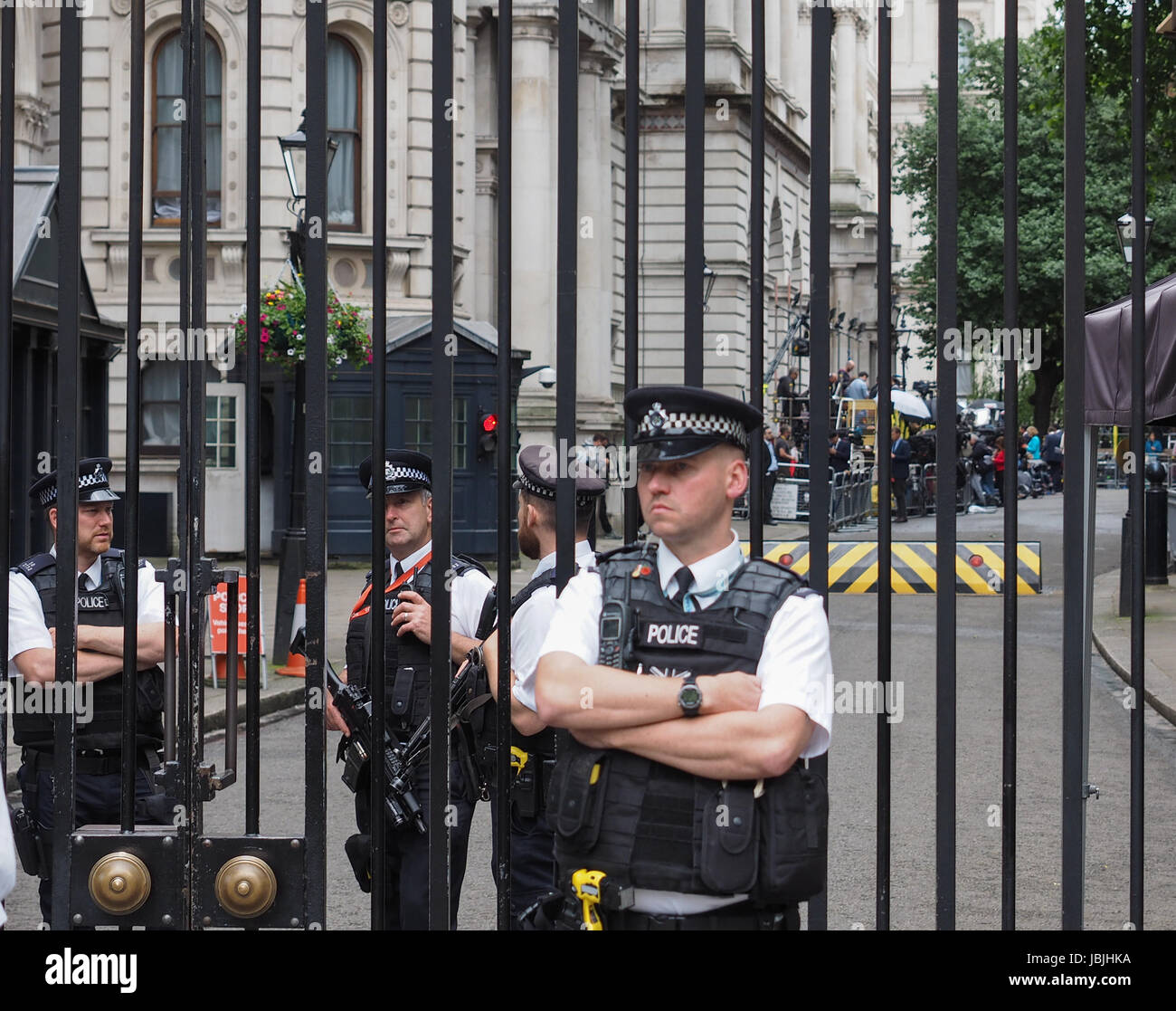 Londres, Royaume-Uni - Juin 09, 2017 : la police et appuyez sur en attente de Theresa mai devant 10 Downing Street le jour suivant les élections générales Banque D'Images