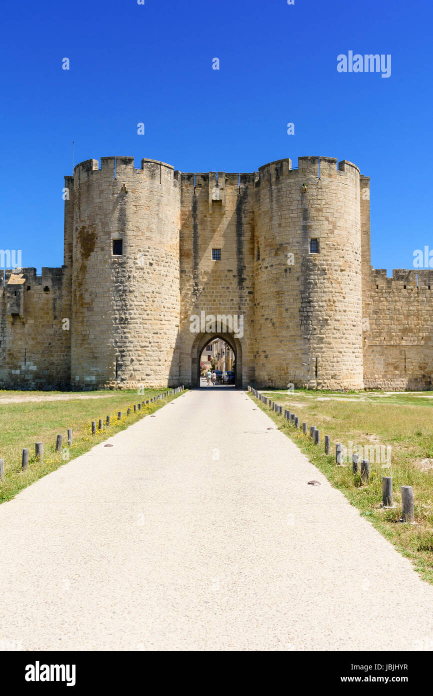 Porte des Moulins, l'un de l'ancienne ville médiévale de portes d'Aigues Mortes, Gard, Occitanie, France Banque D'Images