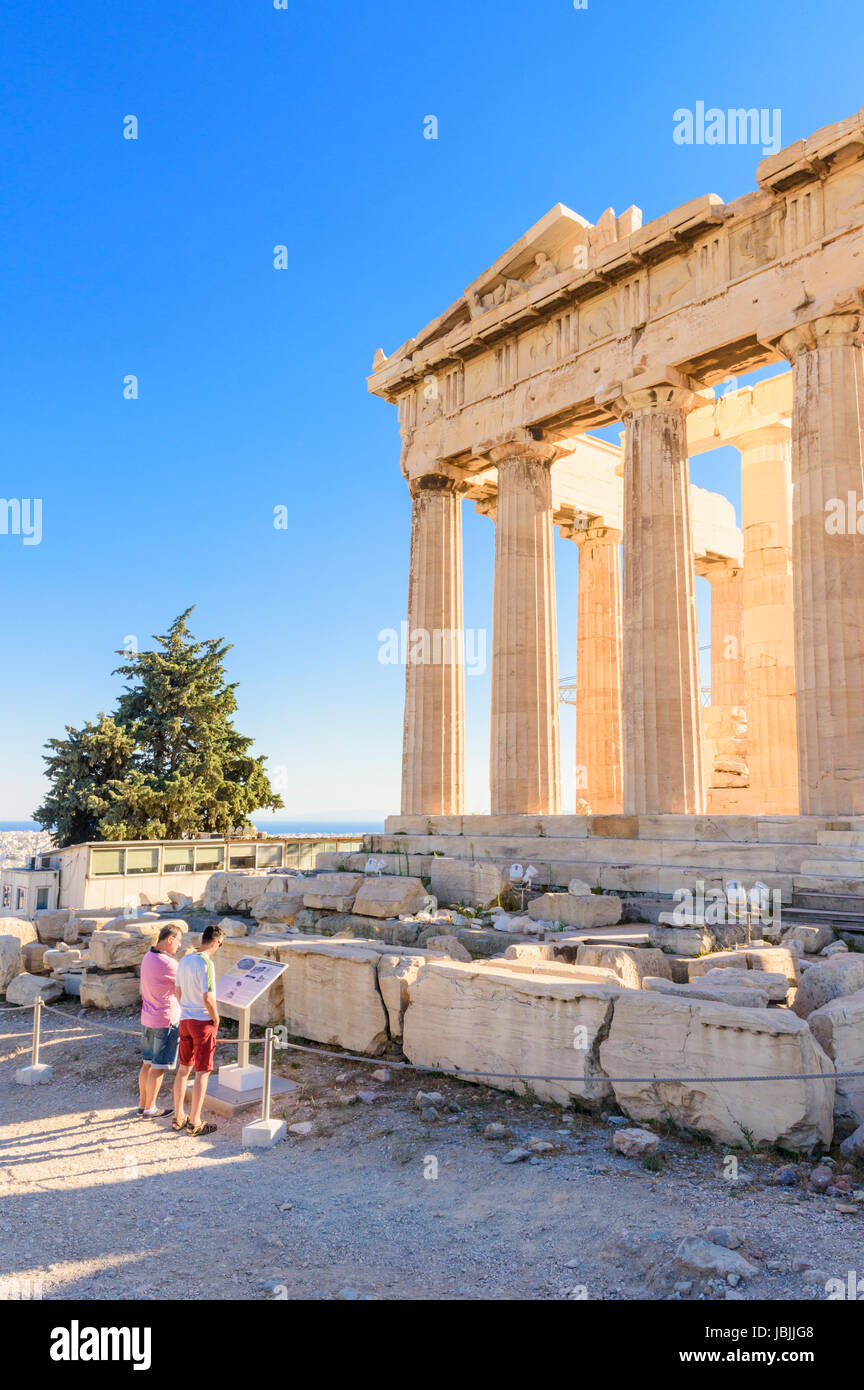 Les touristes de la lecture d'une carte d'information à la façade de l'est à l'Acropolis, du Parthénon, Athènes, Grèce Banque D'Images