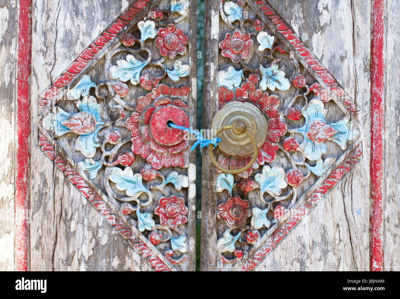 Vieille porte en bois et mur de pierre Banque D'Images