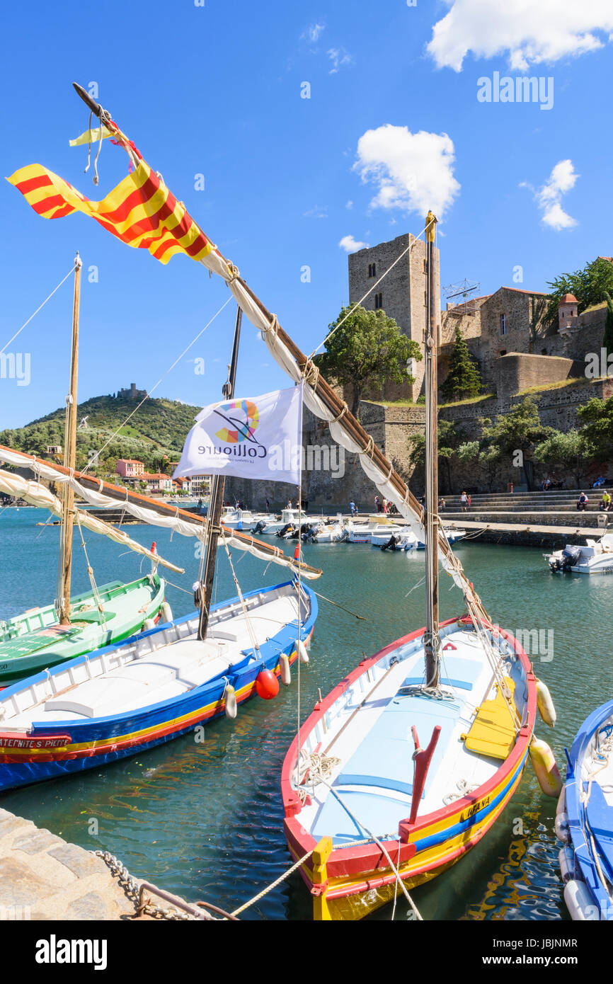 Le Château Royal avec vue sur les bateaux traditionnels dans le petit port de Collioure, Côte Vermeille, France Banque D'Images