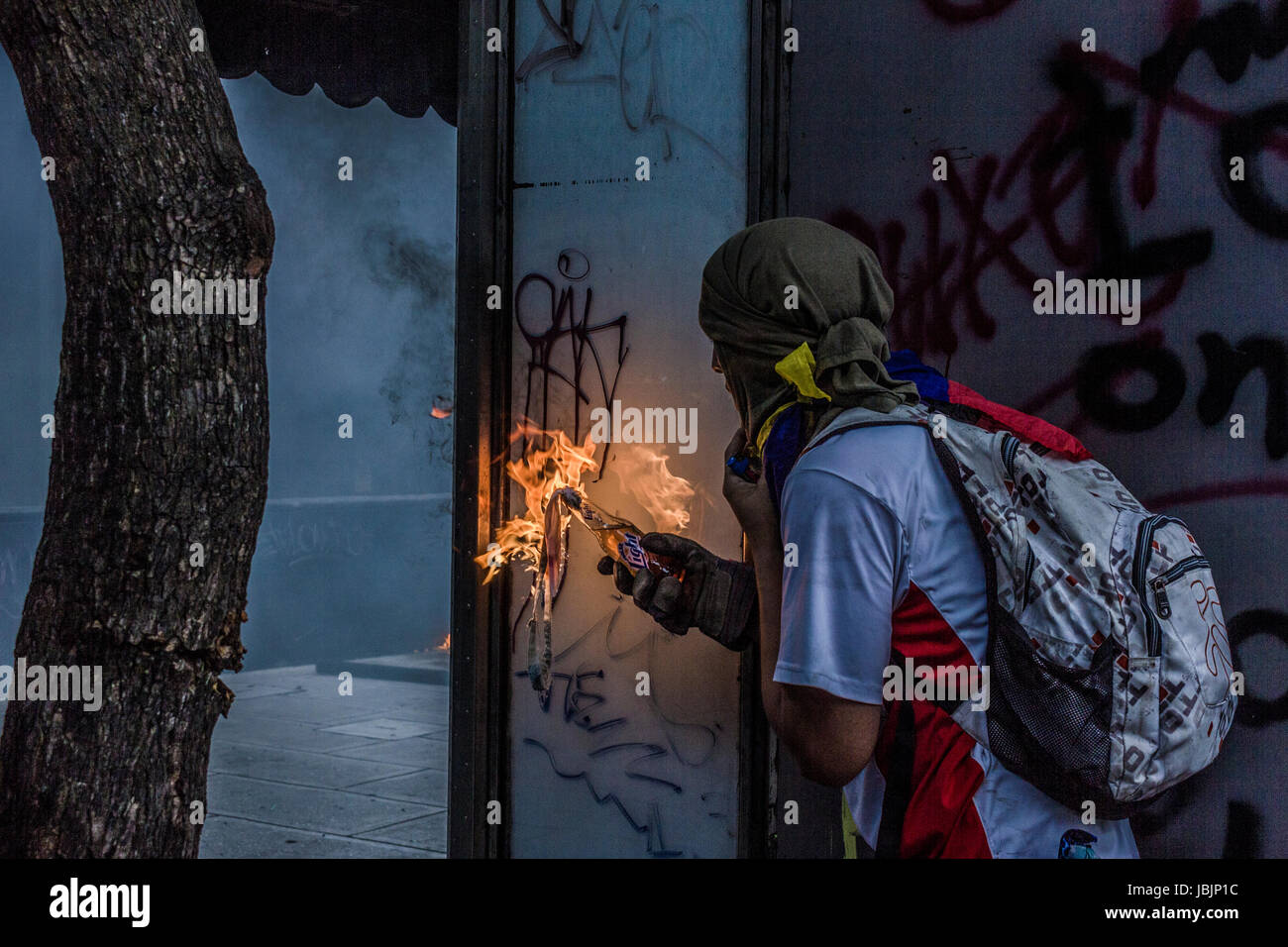 Une ouverture se fait à l'égard de la sécurité au cours d'affrontements avec les autorités de Caracas, Venezuela, le mercredi 7 juin 2017. La protestation movem Banque D'Images