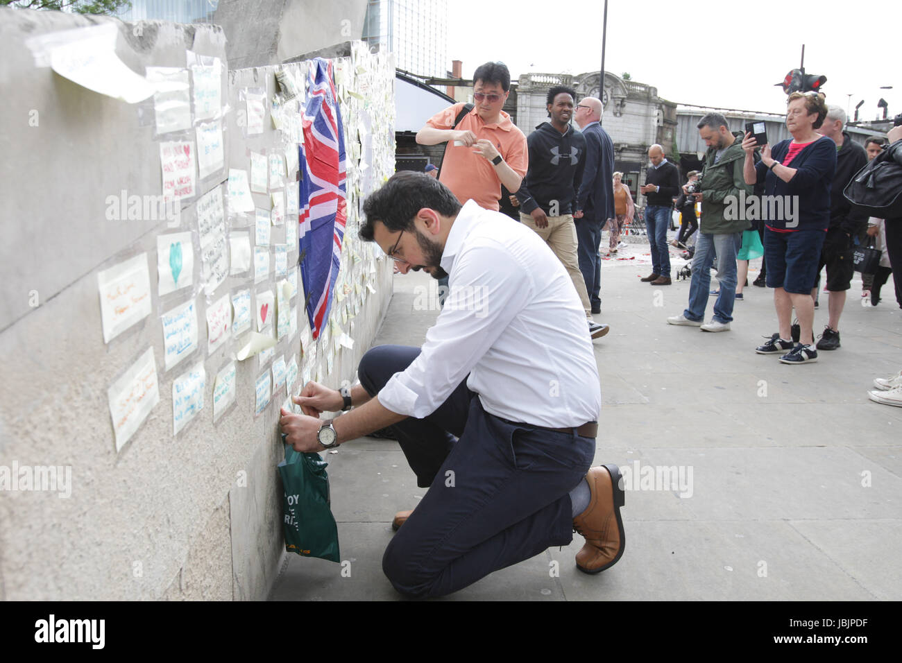 Un homme place un message sur le mur en l'honneur des victimes de l'attaque terroriste à Londres le 9 juin 2017. Banque D'Images