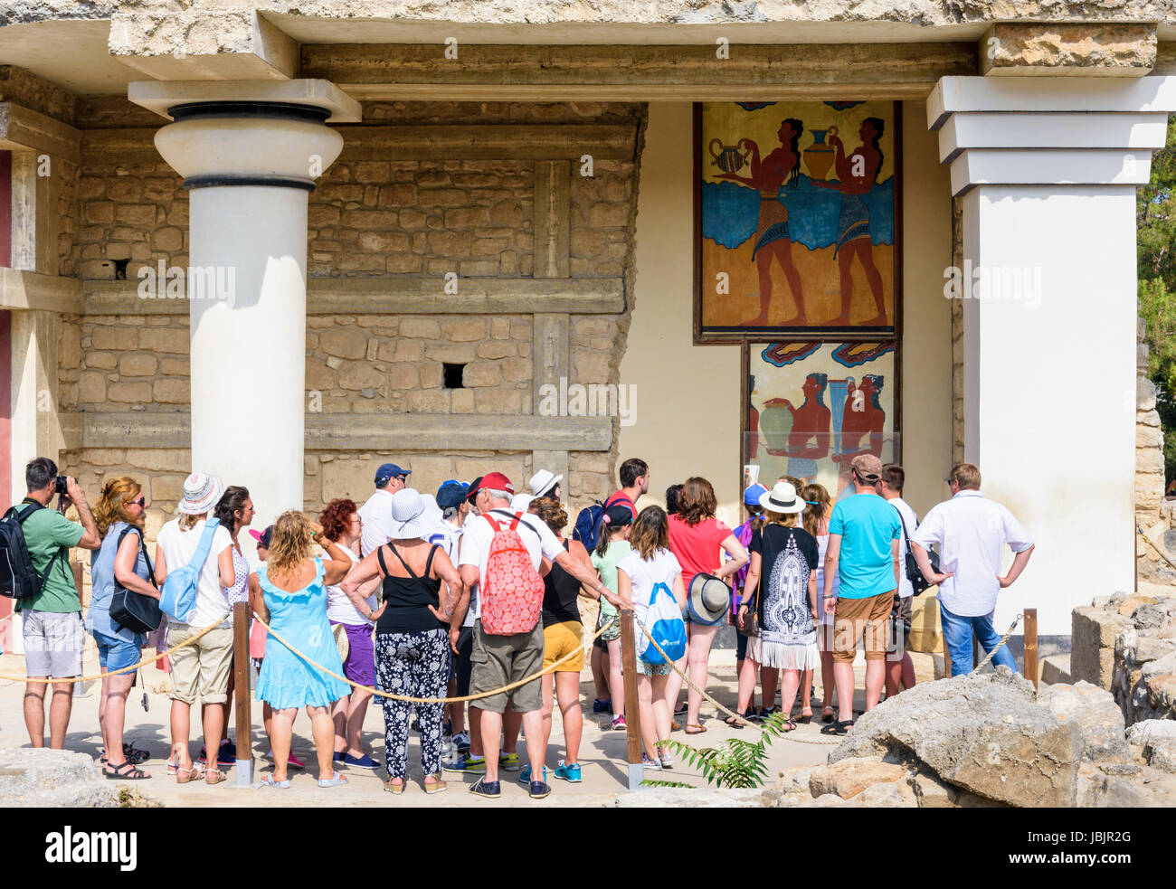 La consultation de groupe visite de Knossos La tasse fresque au porteur au Sud Propylaeum, Palais de Knossos, Héraklion, Crète, Grèce Banque D'Images