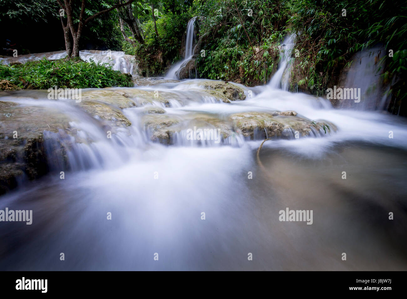 L'exposition à long shot de Hieu cascade dans la province de Thanh Hoa du Viet Nam Banque D'Images