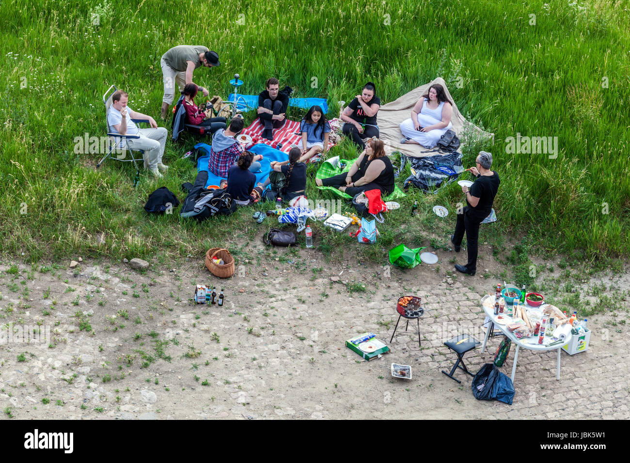 Les gens font un pique-nique sur la rive de la rivière Elbe, Dresde Allemagne pique-nique style de vie groupe de personnes Banque D'Images