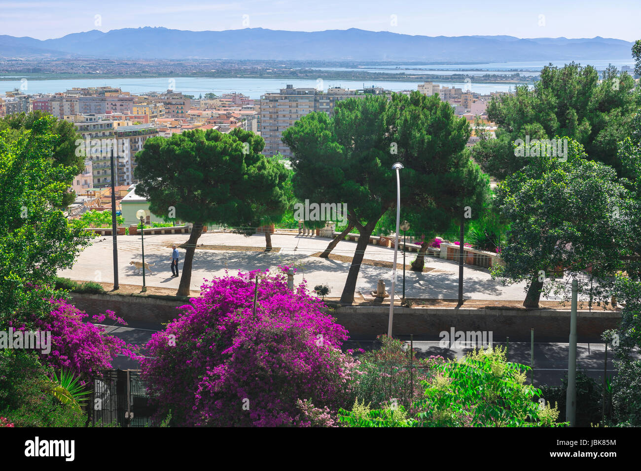 Cagliari Sardaigne, vue depuis le château de l'autre côté de la Viale Enrico Endrich vers l'est de Cagliari. Banque D'Images