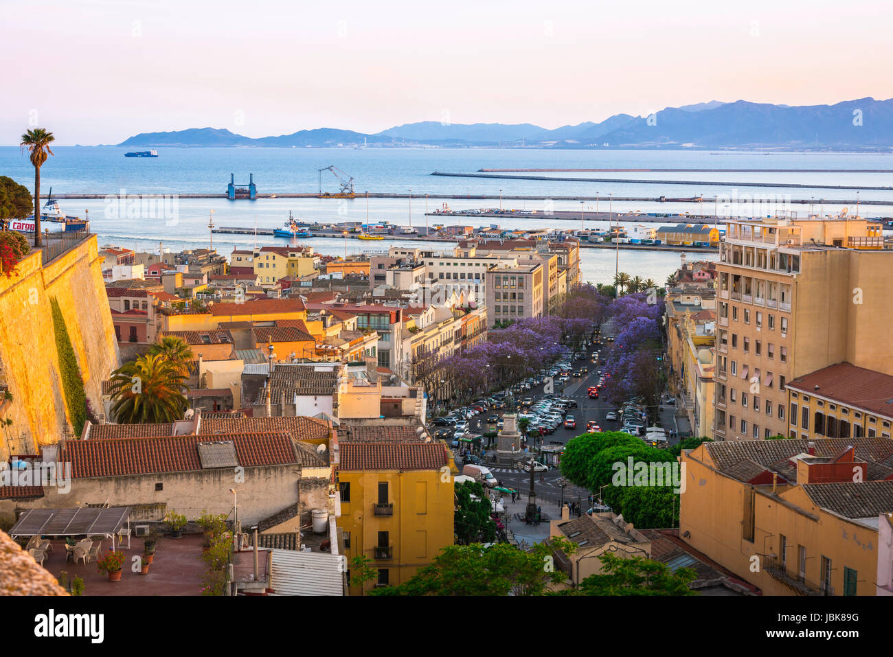 Cagliari Sardaigne port, voir au coucher du soleil de l'artère principale à Cagliari -le Largo Carlo Felice - et le port de la ville au loin, la Sardaigne. Banque D'Images