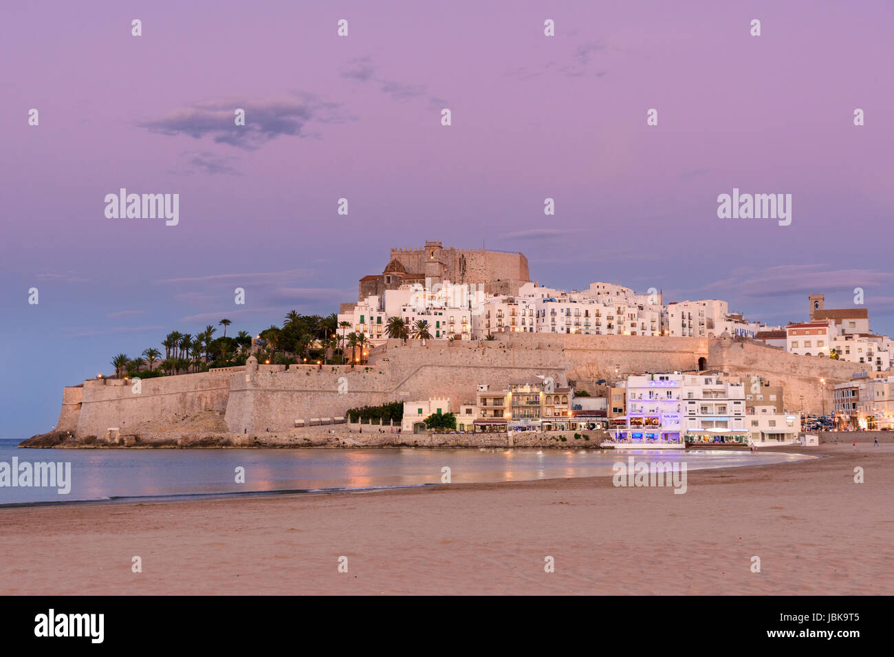 Coucher de soleil sur le château de Papa Luna et de la vieille ville avec vue sur la plage de Playa Norte, Peniscola, Castellon, Espagne Banque D'Images