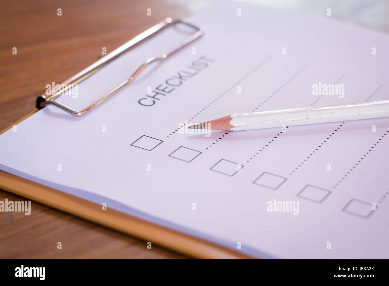 Concept de la liste - Liste de vérification, du papier et un stylo à l'aide de la liste de mot sur la table en bois Banque D'Images