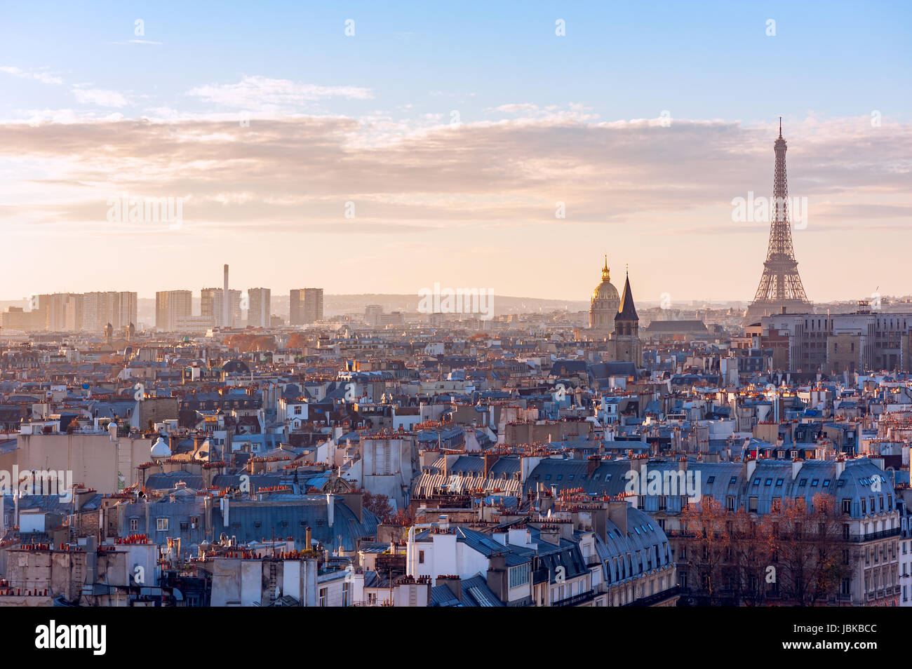 Toits de Paris avec la tour eiffel au coucher du soleil, France Banque D'Images