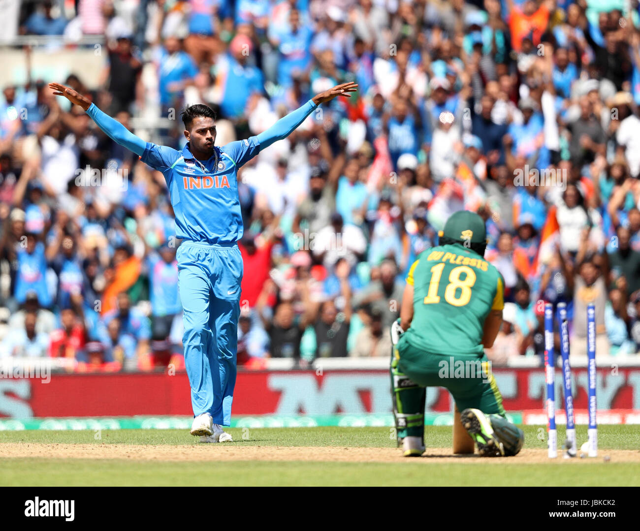 L'Inde est plus difficile de prendre le célèbre panda guichet de l'Afrique du Sud François Duplessis au cours de l'ICC Champions trophy, Groupe B match à l'ovale, Londres. Banque D'Images