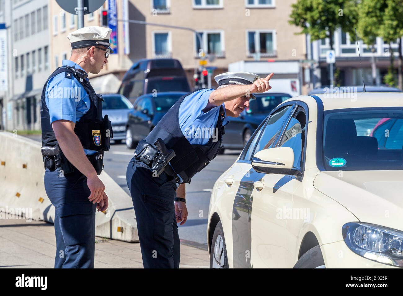 La patrouille de police allemande conseille le conducteur, le trafic de police allemand Hessen Banque D'Images