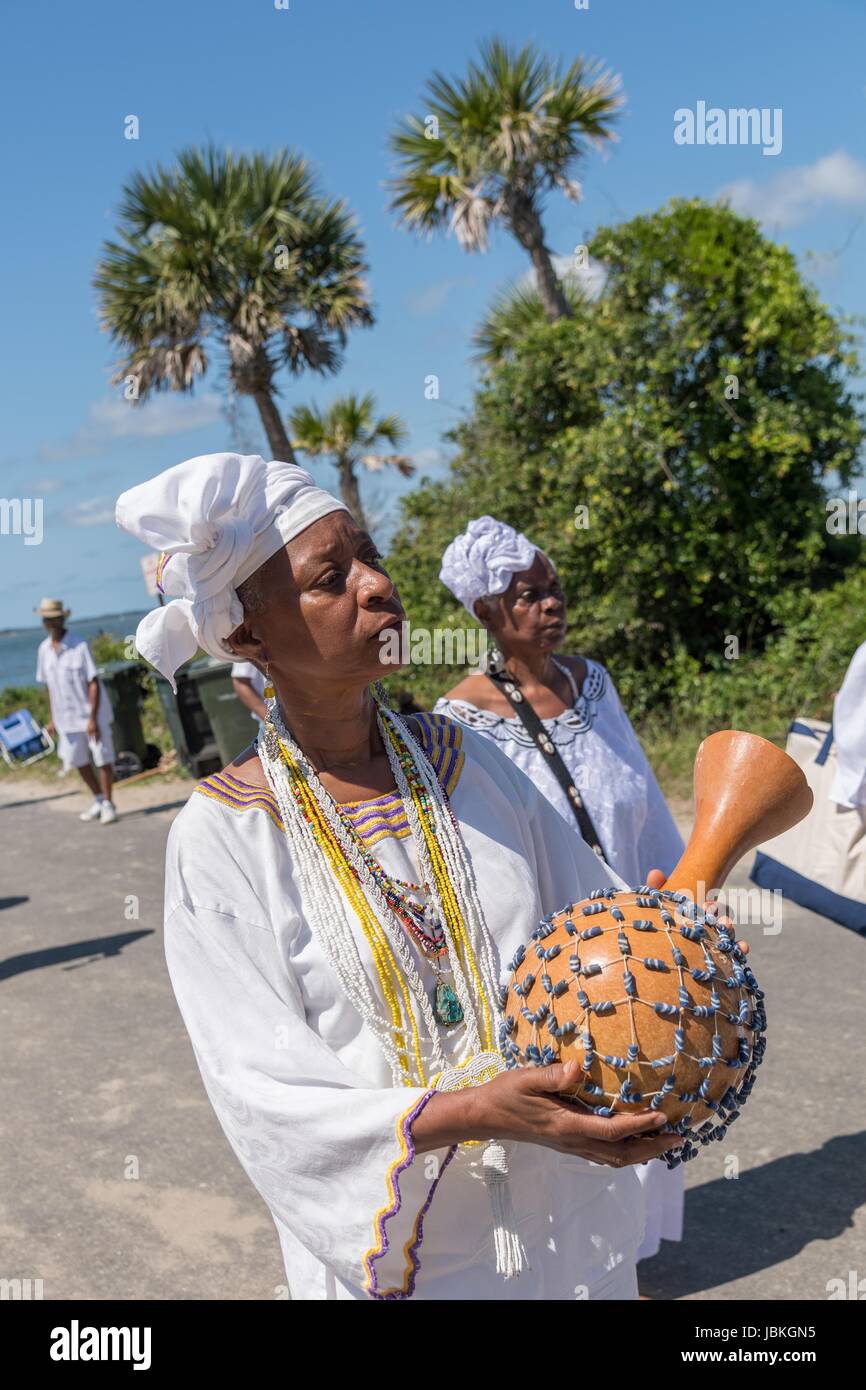 Descendants d'esclaves africains amenés à Charleston dans le passage du milieu organiser une procession en l'honneur de leurs proches perdus au cours de la cérémonie du souvenir au Monument national de Fort Moltie 10 juin 2017 dans Sullivan's Island, Caroline du Sud. Le passage du milieu désigne le commerce triangulaire dans laquelle des millions d'Africains ont été expédiés vers le nouveau monde dans le cadre de la traite atlantique. On estime que 15 % des Africains sont morts en mer et beaucoup plus dans le processus de capture et de transport. Le nombre total de décès directement imputables à l'Afrique Passage du Milieu voyage est estimé Banque D'Images