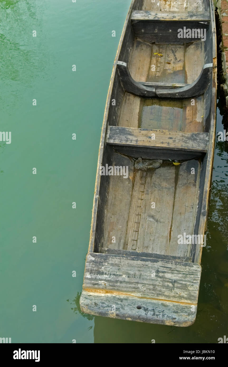 L'ancre des bateaux sur une rivière du parc de la ville Banque D'Images