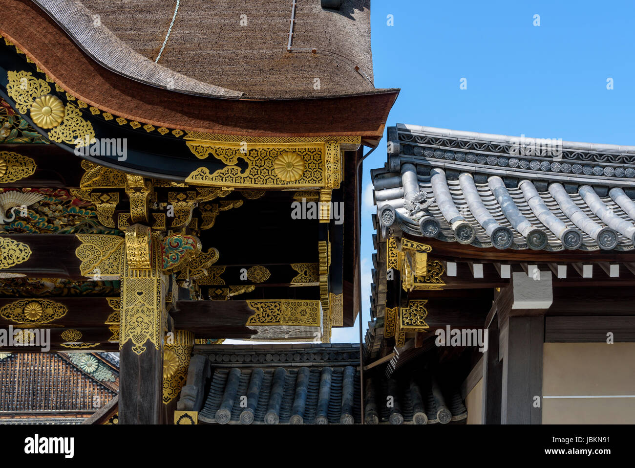 Karamon gate château de Nijō, doré avec des caractéristiques architecturales. Banque D'Images