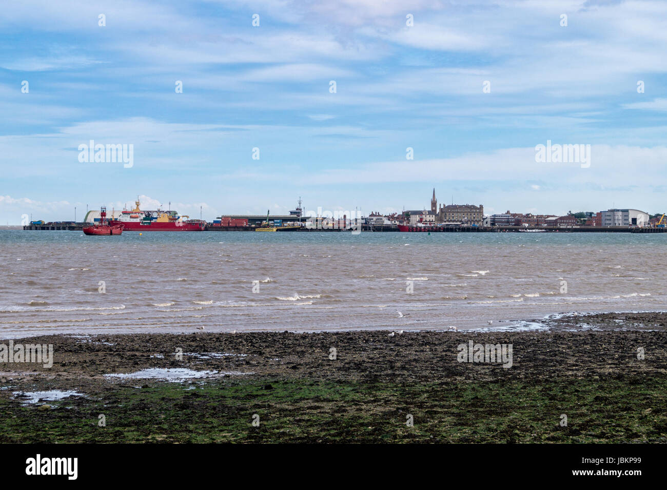 Harwich Essex, vu depuis le bord de l'estuaire de la rivière Orwell, dans le Suffolk. Nouvelles des 'Ernest Shackleton" au mouillage dans le Navyard. Banque D'Images