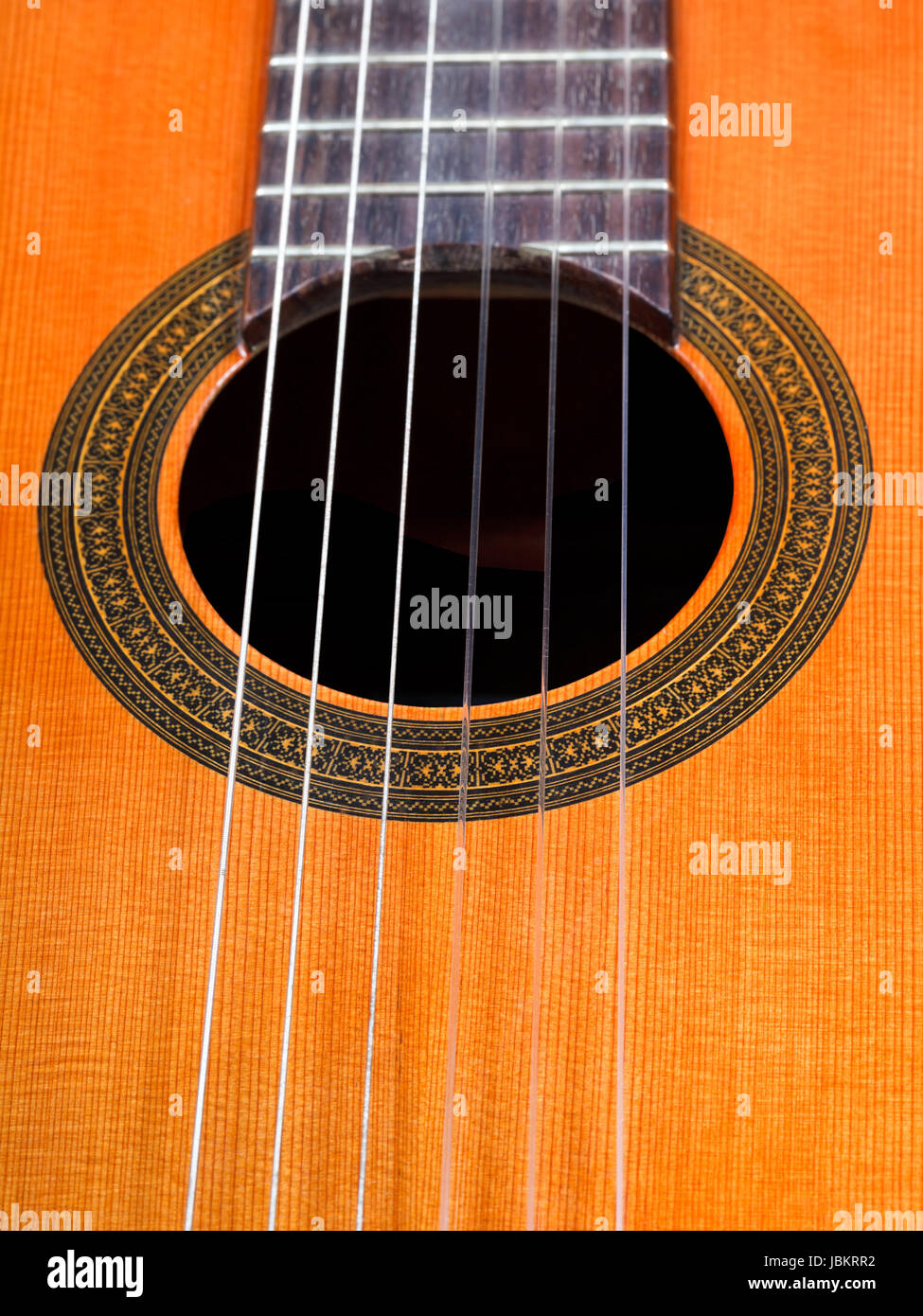 Trou du son de guitare acoustique espagnole avec six cordes nylon close up  Photo Stock - Alamy