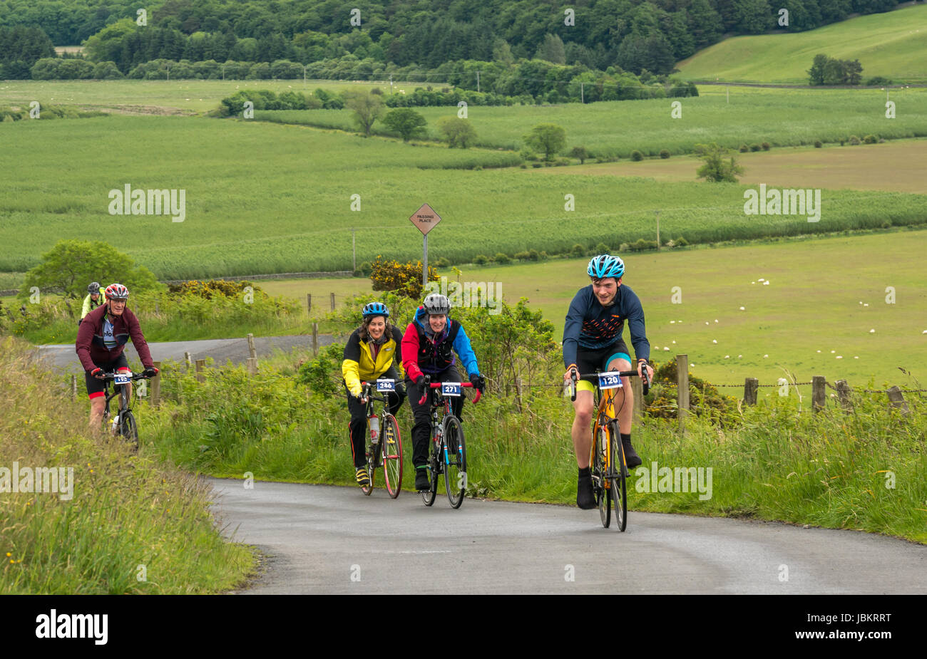 Groupe de cyclistes fatigués Dreva escalade Hill, Tweedlove Bike Festival Skinny Tweed 2017 événement longue distance, Peebles, Scottish Borders, UK Banque D'Images