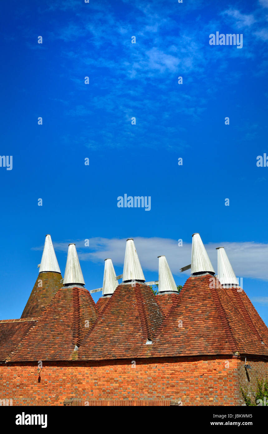 Sissinghurst, Kent, Angleterre. Maisons Oast traditionnels - hop fours de séchage. Banque D'Images