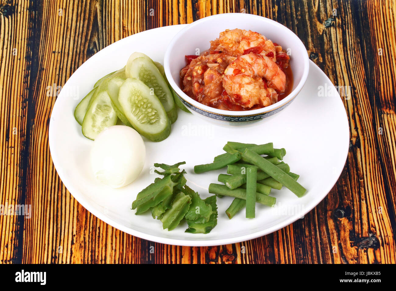 Une cuisine populaire thaï chili crevettes fraîches, comme nam prik Kung dip Sod en thaï et oeuf dur,haricot vert ,haricot ailé et le concombre. Banque D'Images