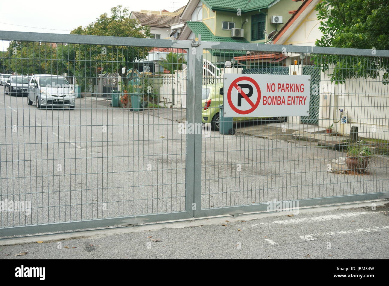 Des clôtures érigées en zone de logement de Malaisie pour prévenir et limiter l'interruption des étrangers. Banque D'Images
