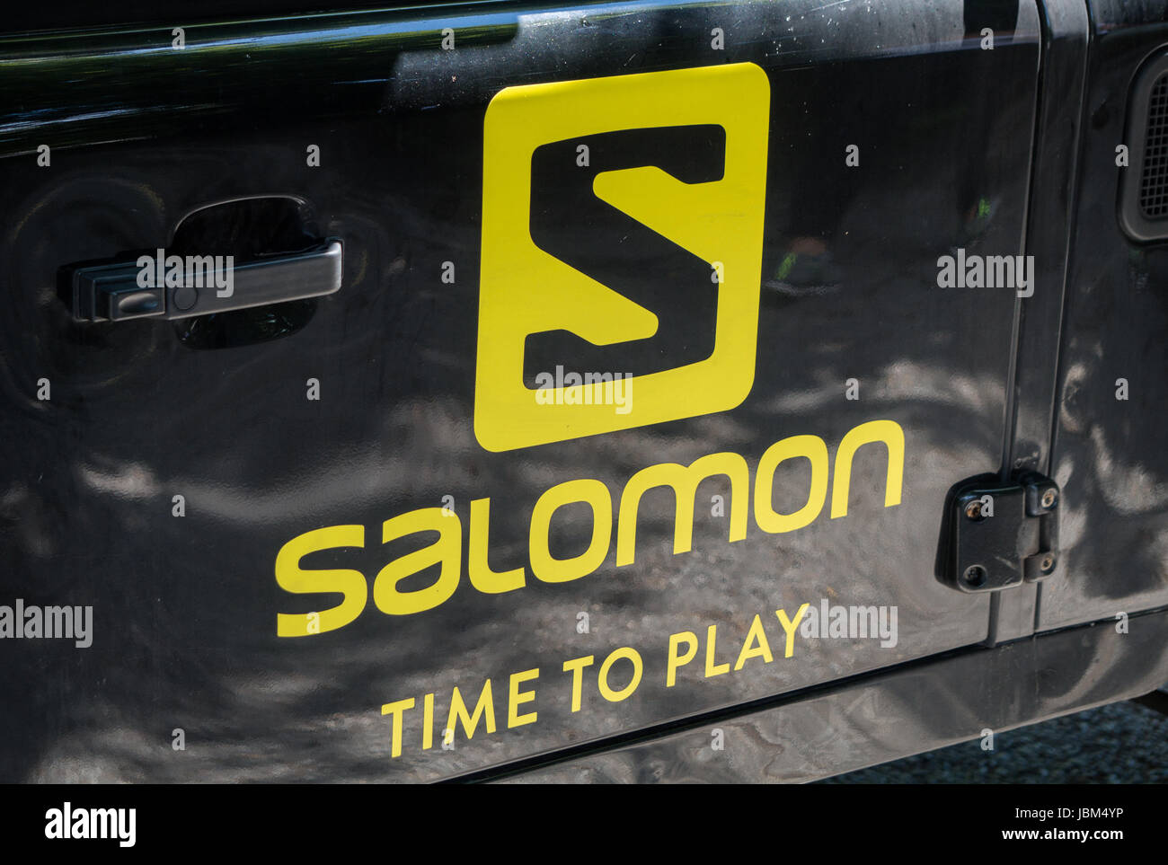 Graz, Autriche - 10 juin 2017 - Le logo de la société Salomon et la devise  sur la porte d'une voiture de société Photo Stock - Alamy