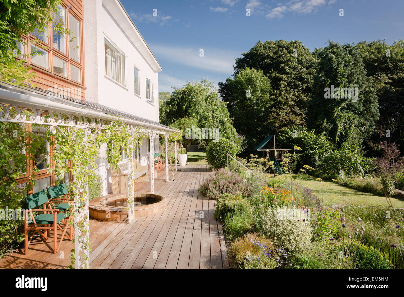 Home Vitrine villa de luxe avec jardin et terrasse d'été ensoleillé Banque D'Images