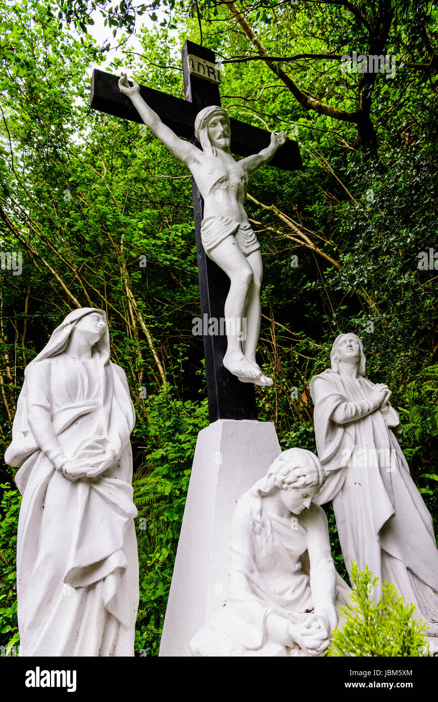 Crucifix de Jésus, avec Saint Mary Vierge Marie et saint Joseph, à l'Tobarnalt puits sacré, Comté de Sligo, Irlande Banque D'Images Crucifix de Jésus, avec Saint Mary Vierge Marie et saint Joseph, à l'Tobarnalt puits sacré, Comté de Sligo, Irlande Banque D'Images