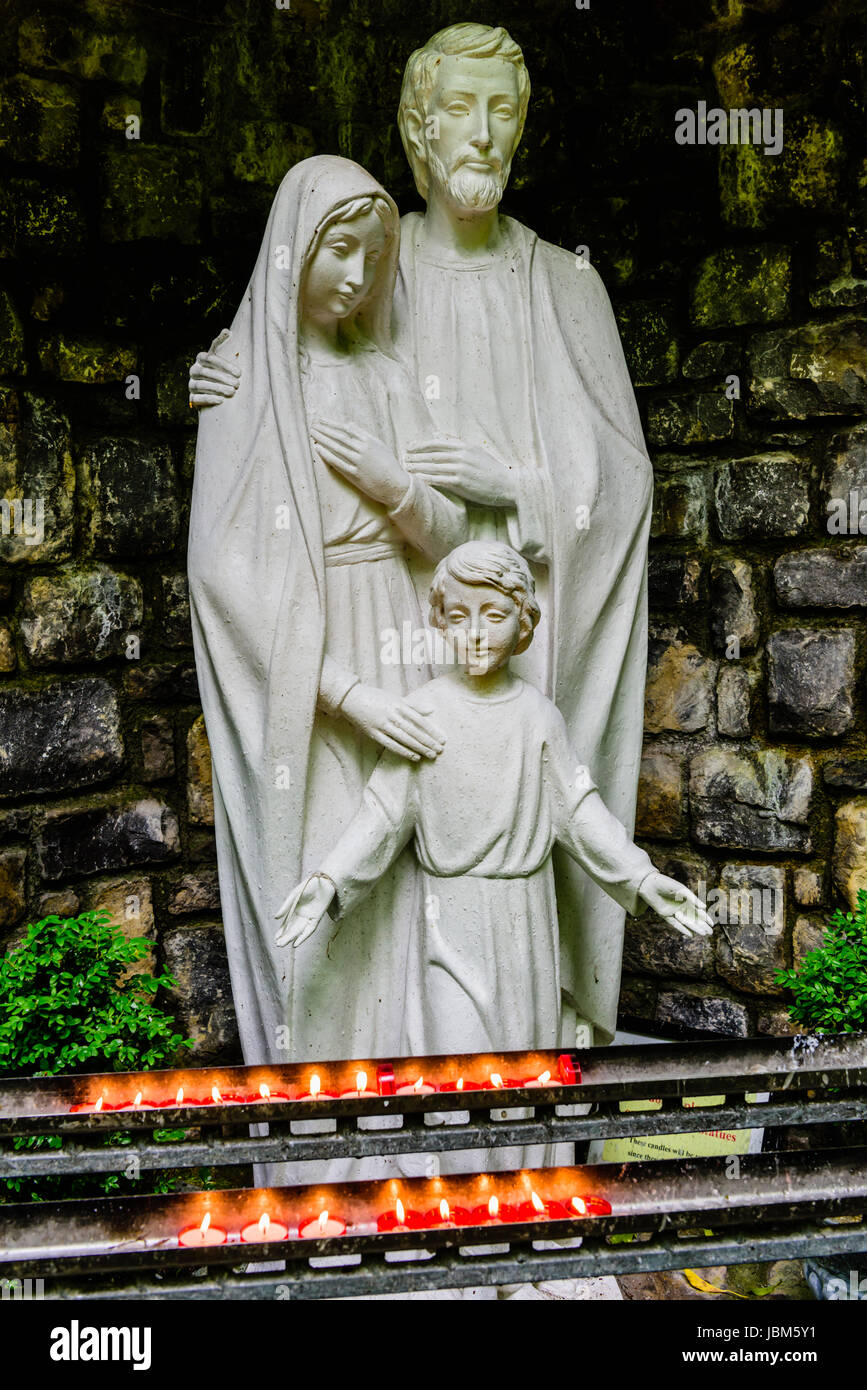 Grotte avec des statues de la Vierge Marie, Saint Joseph et l'enfant Jésus,  avec des chandelles allumées, à l'Tobarnalt puits sacré, Comté de Sligo,  Irlande Photo Stock - Alamy