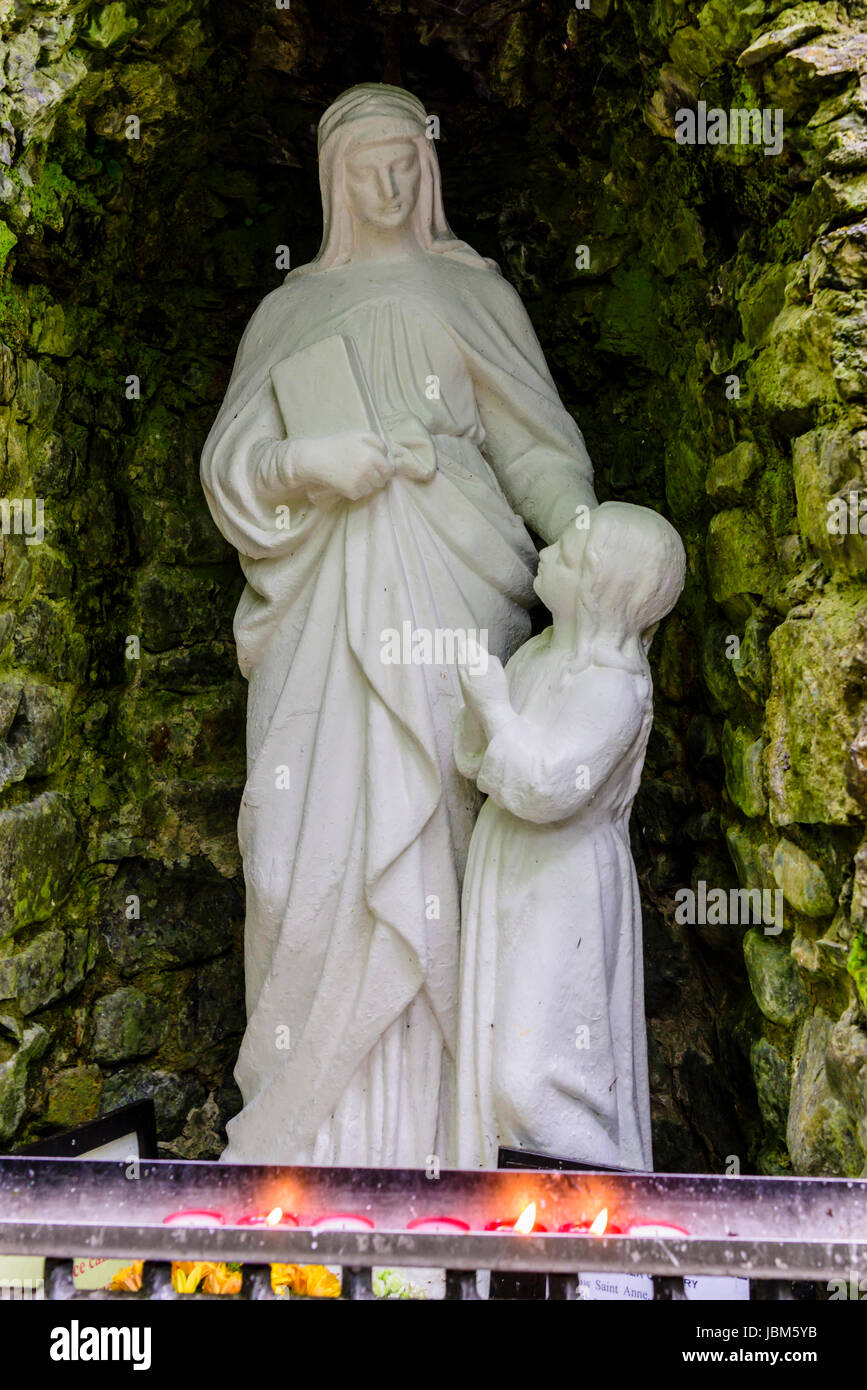 Grotte avec des statues de la Vierge et l'enfant Jésus, avec des chandelles  allumées, à l'Tobarnalt puits sacré, Comté de Sligo, Irlande Photo Stock -  Alamy
