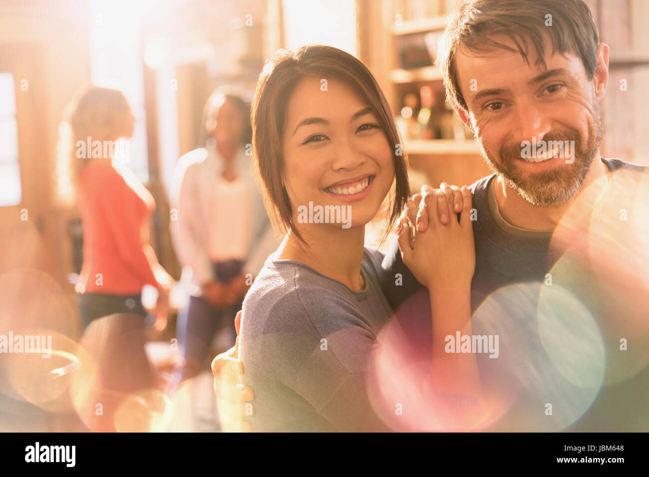 Portrait of smiling couple hugging Banque D'Images