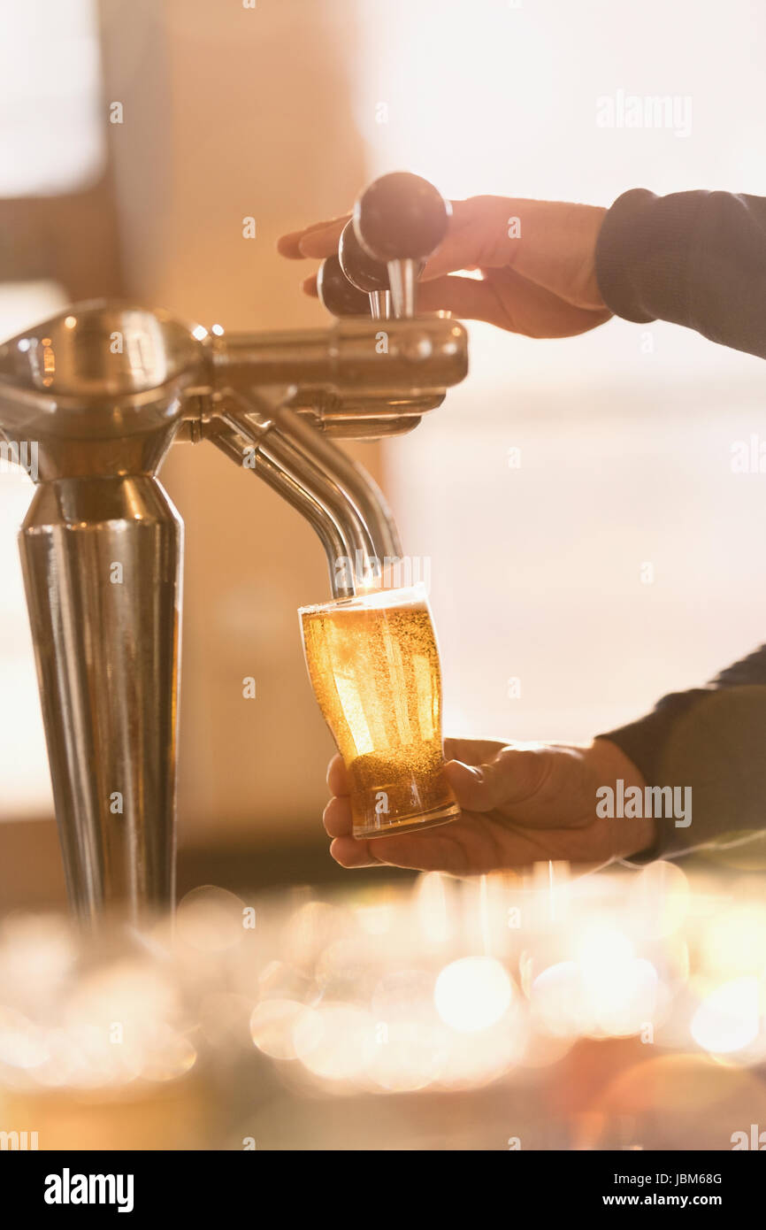 Remplissage avec verre barman pinte de bière au bar à bière Banque D'Images