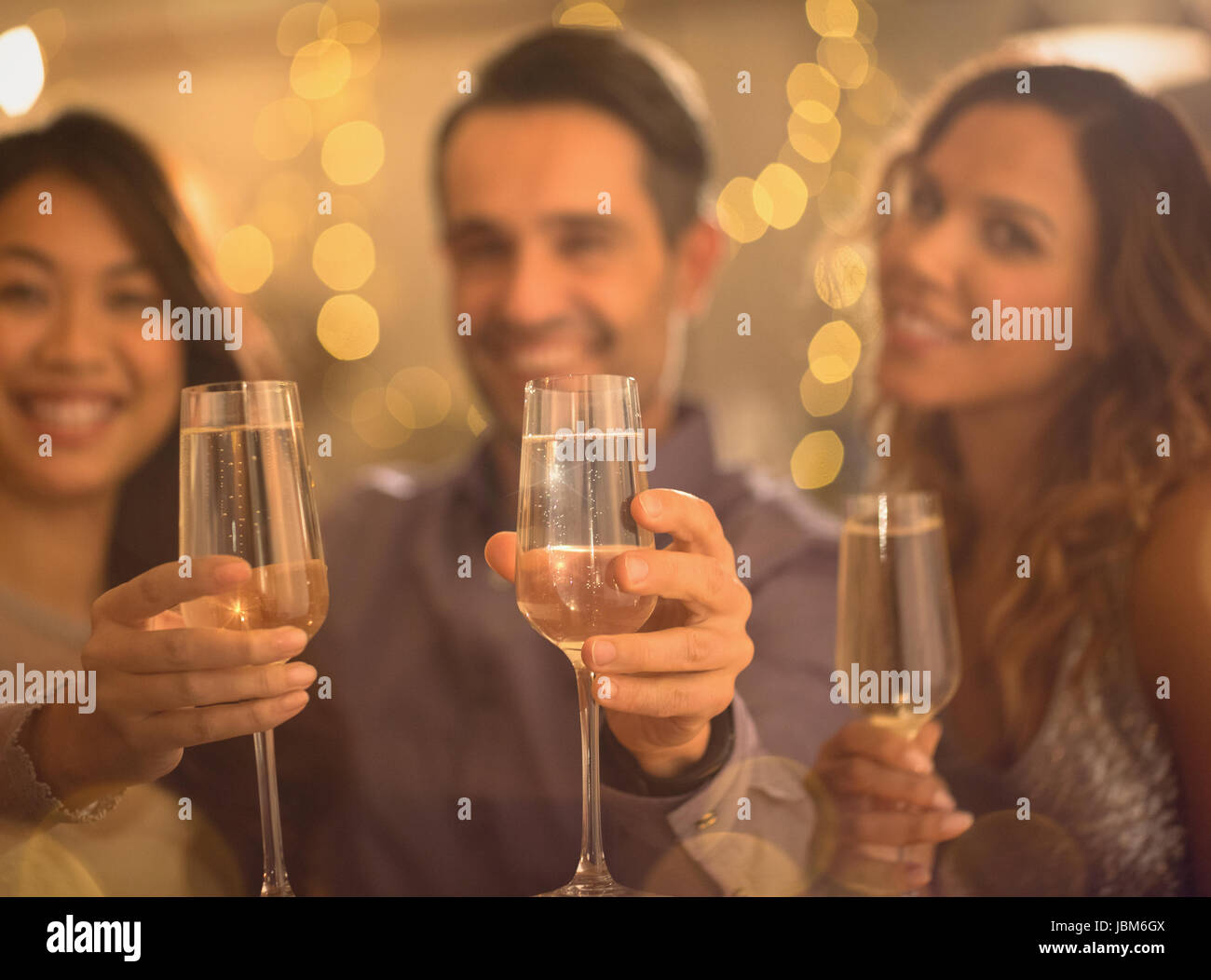 Portrait of friends toasting champagne flutes Banque D'Images