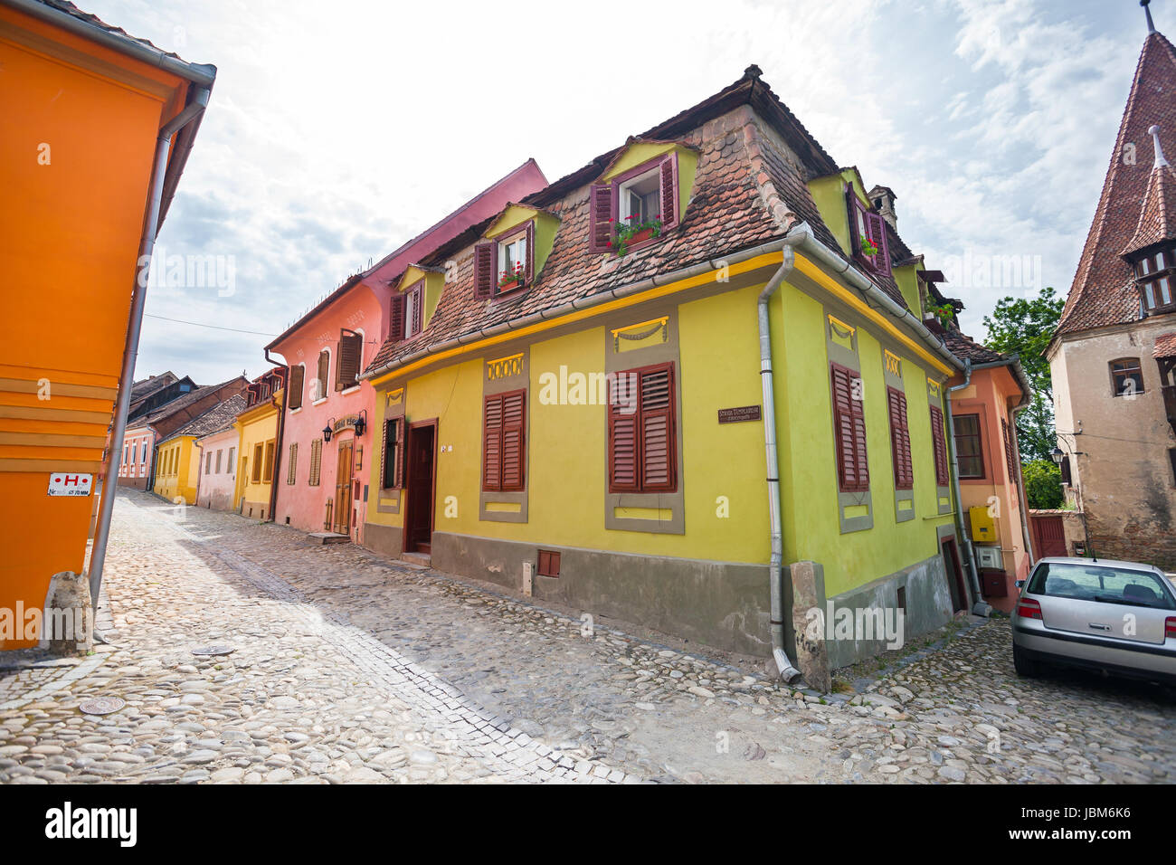 Sighisoara, Roumanie - 23 juin 2013 : vieilles rues pavées avec des maisons colorées de Sighisoara fortresss, Transylvanie, Roumanie Banque D'Images